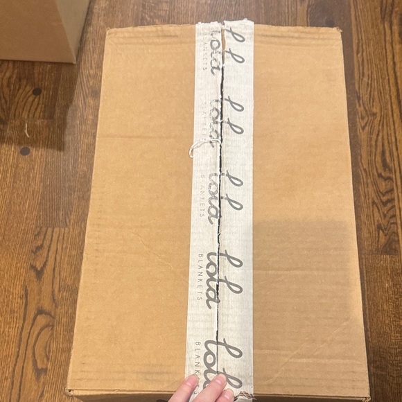 Lola Blankets Plush Throw/Blanket/Bondi Beige/Size L/NEW! NIB! SEALED! Serene!!! - Picture 16 of 16